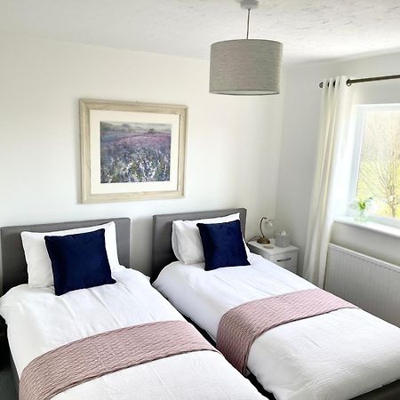 Comfortable And Spacious Superb Holiday Home In Llanelli, Dog Friendly Exterior foto