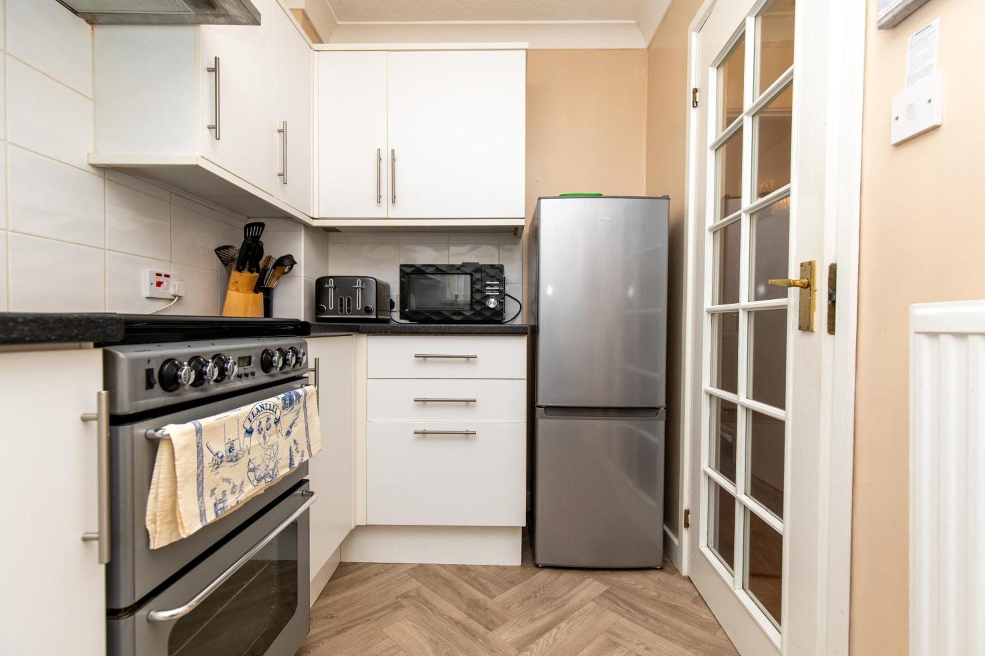 Comfortable And Spacious Superb Holiday Home In Llanelli, Dog Friendly Exterior foto