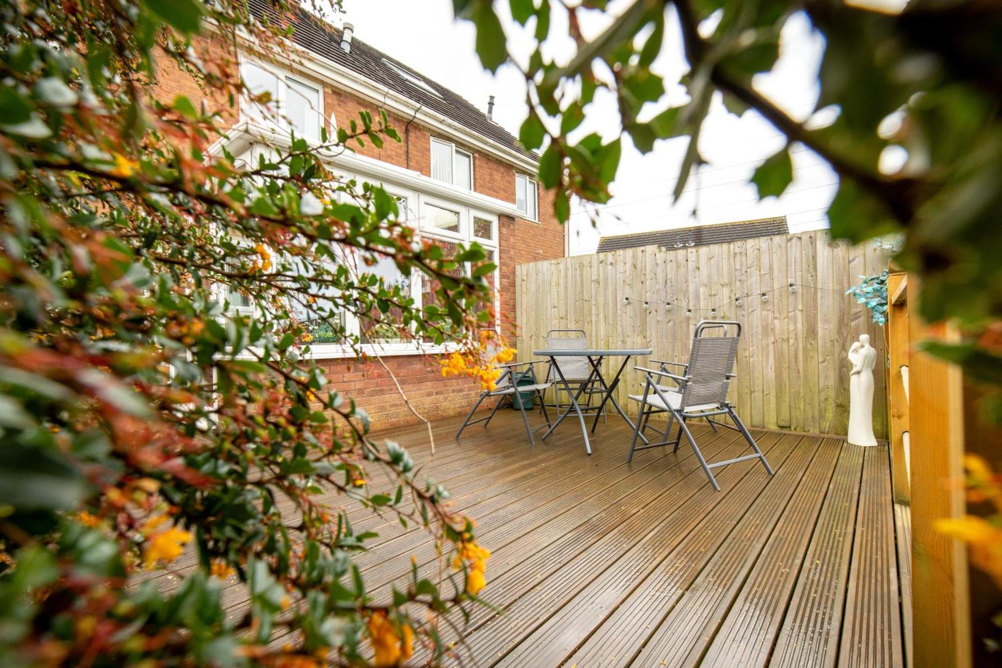Comfortable And Spacious Superb Holiday Home In Llanelli, Dog Friendly Exterior foto